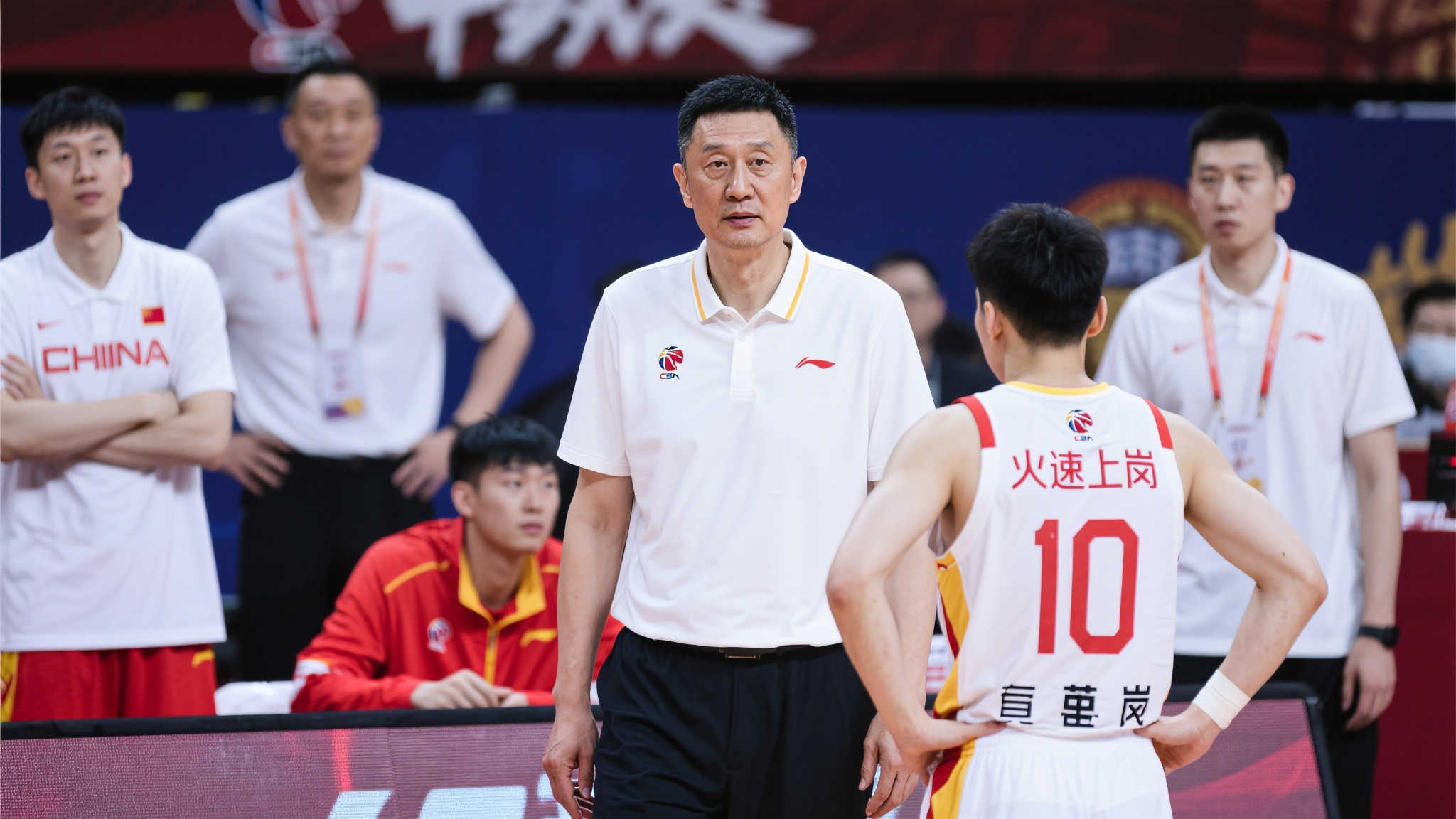 以往类似案例中，如杜峰和李楠转型国家队及俱乐部工作